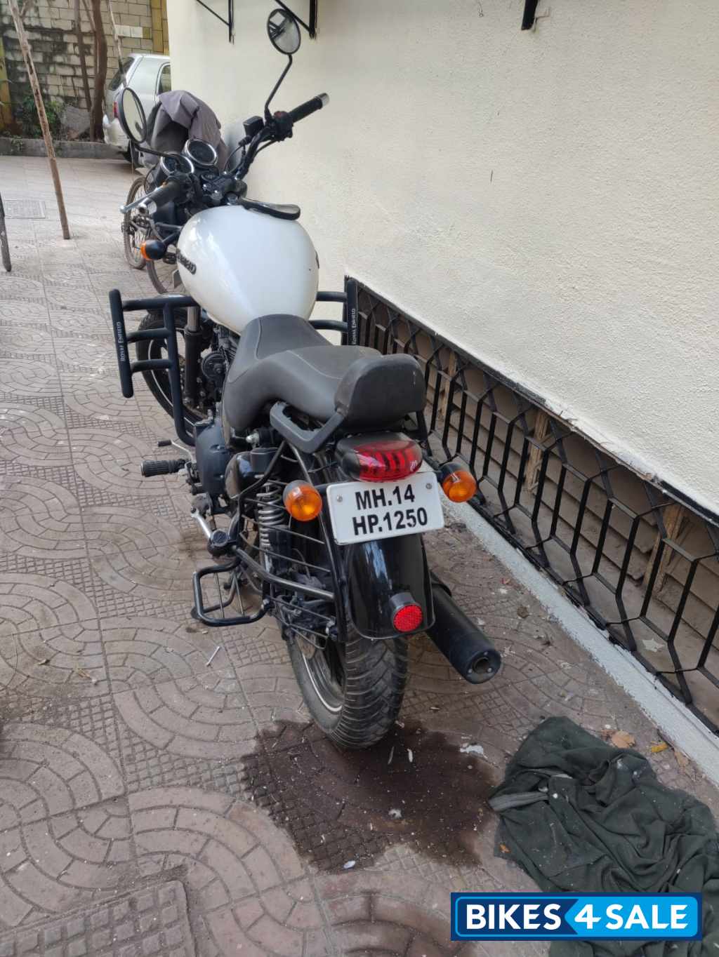 White Royal Enfield Thunderbird X 350