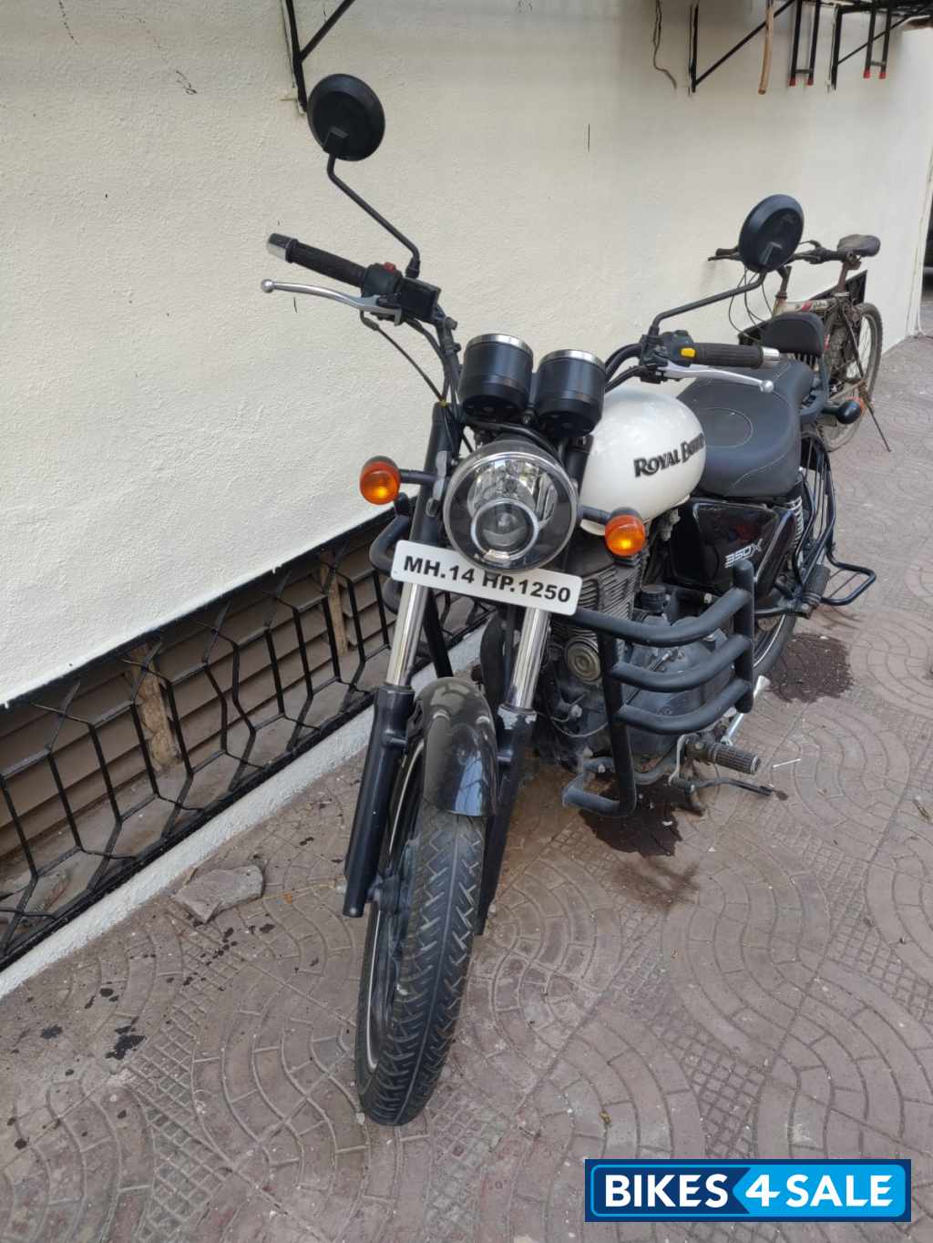 White Royal Enfield Thunderbird X 350