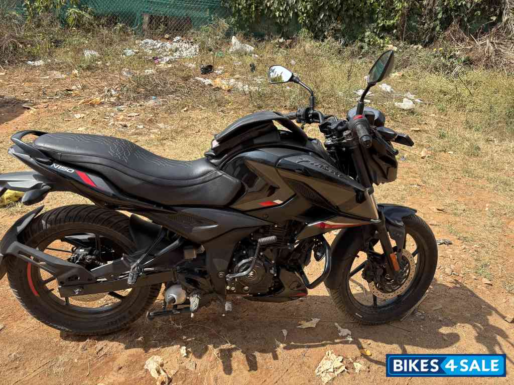 Black Bajaj Pulsar N150