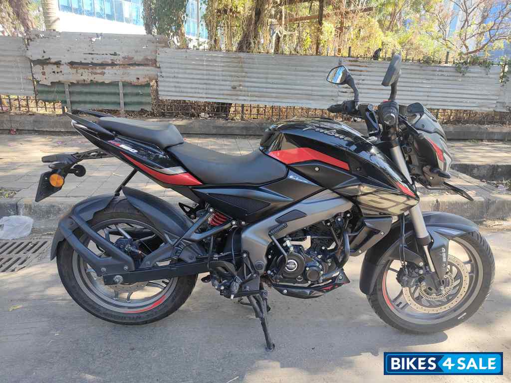 Black Bajaj Pulsar NS 160 BS6