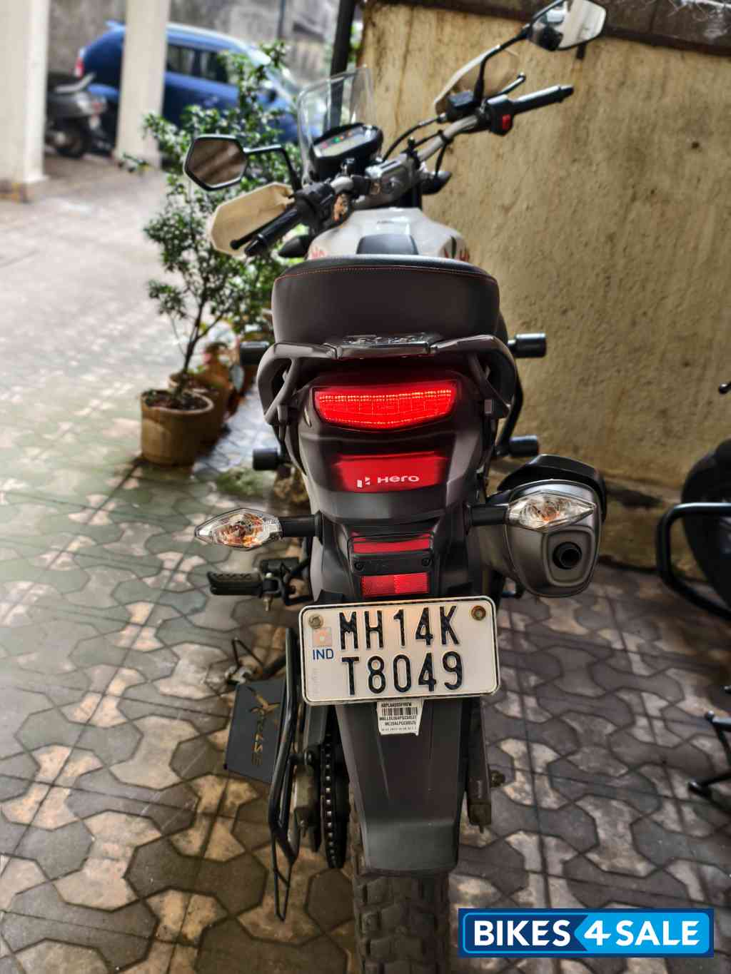 Red-white Hero Xpulse 200 4V Rally Edition