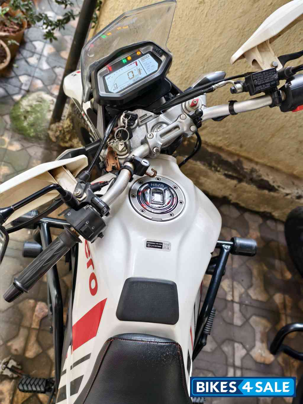 Red-white Hero Xpulse 200 4V Rally Edition