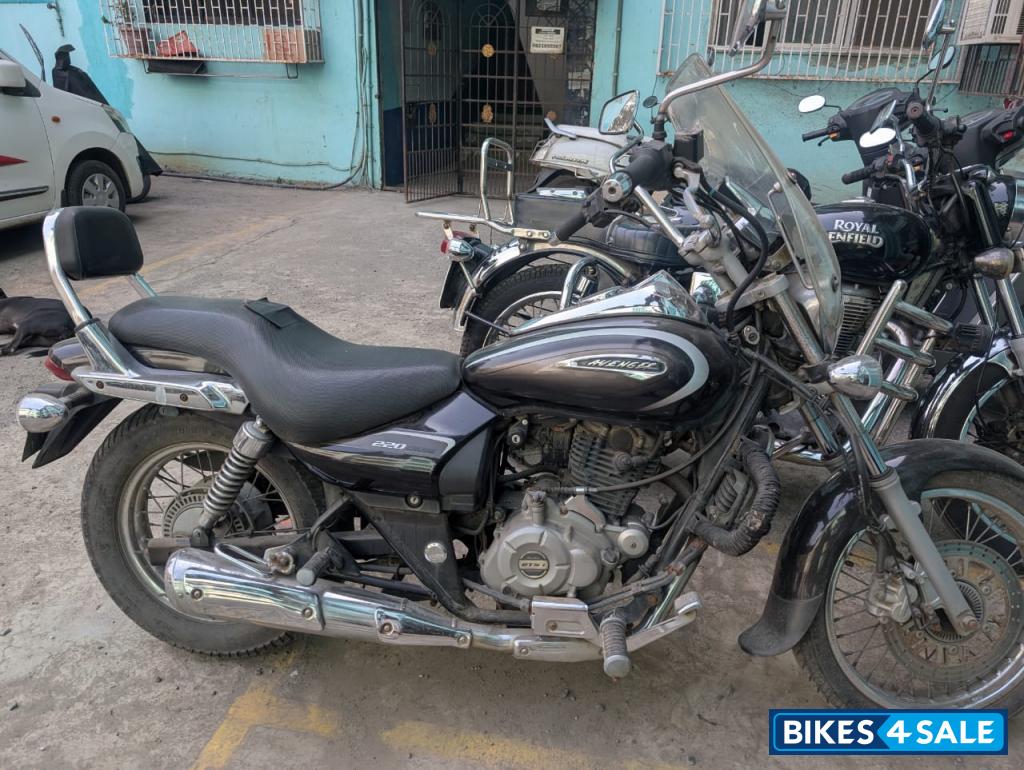 Black Bajaj Avenger Cruise 220