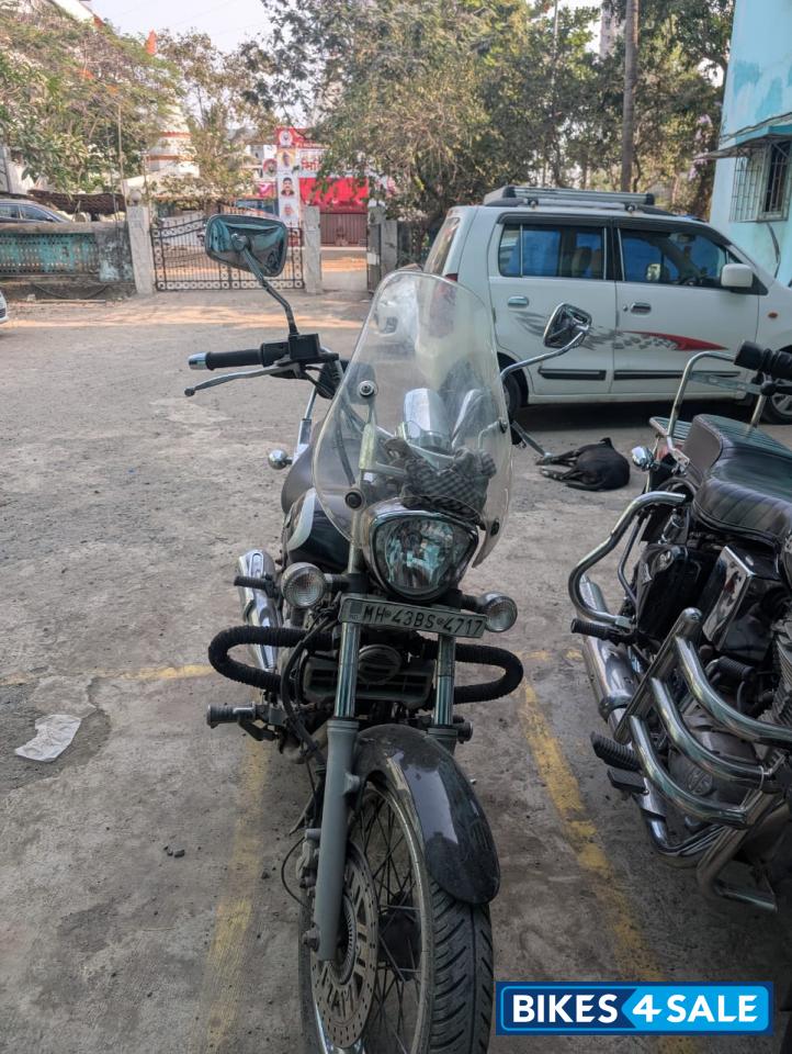 Black Bajaj Avenger Cruise 220