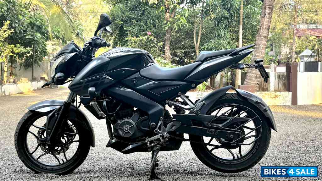 Black Bajaj Pulsar NS200