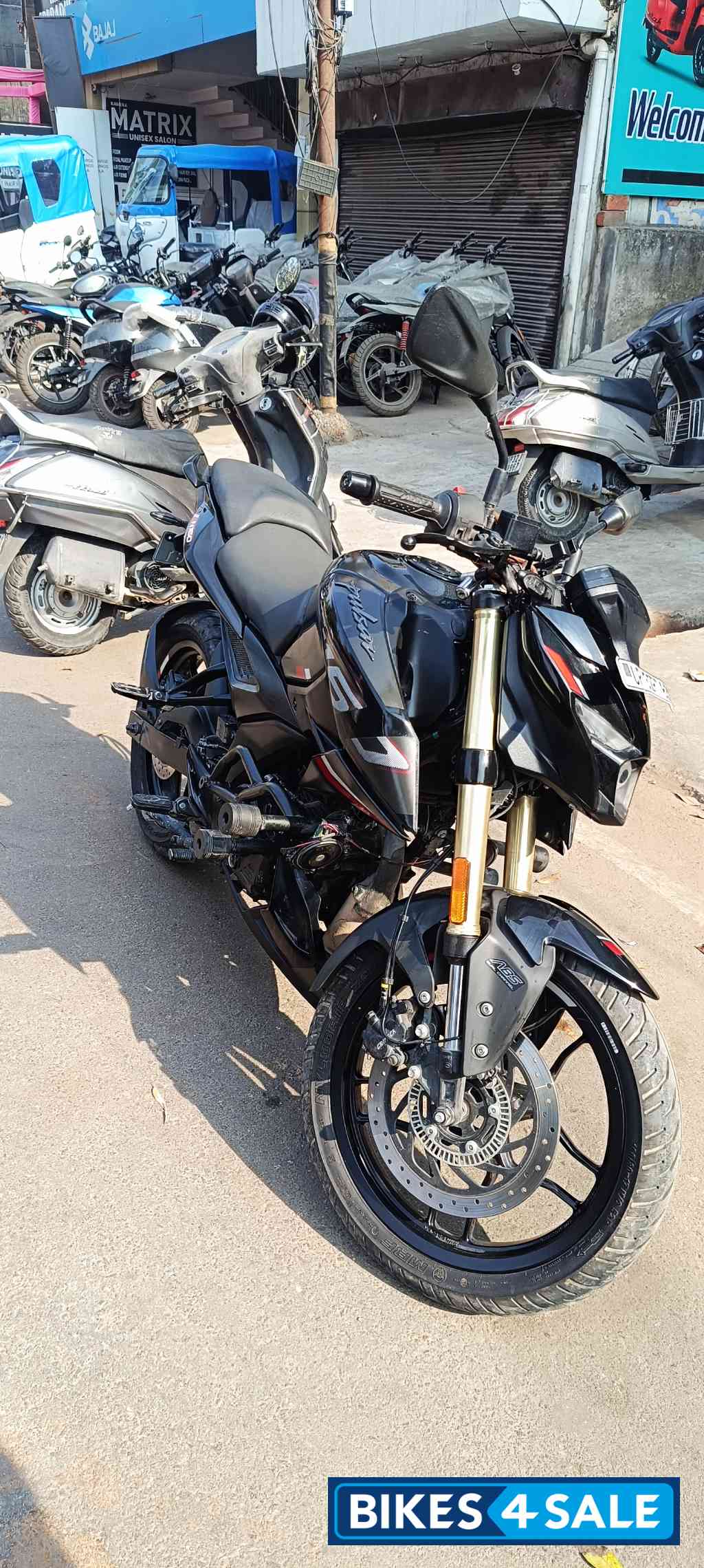 Black Bajaj Pulsar N160