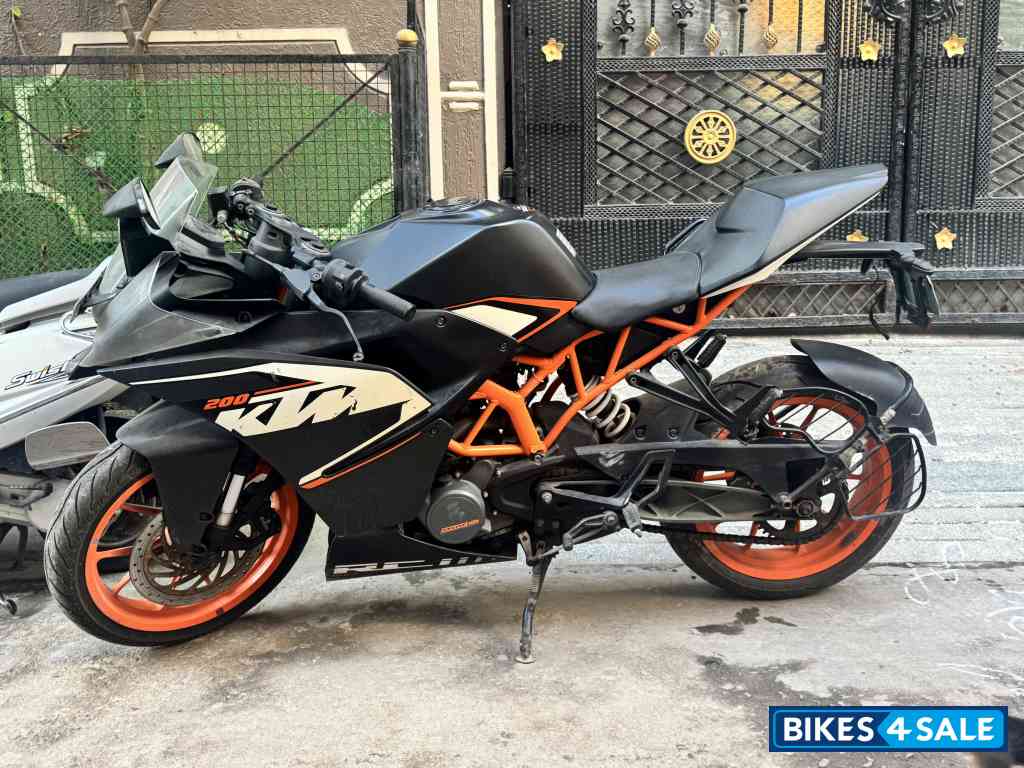 Black KTM RC 200