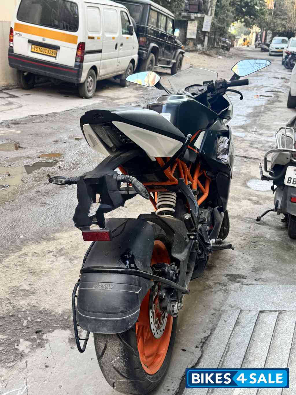 Black KTM RC 200