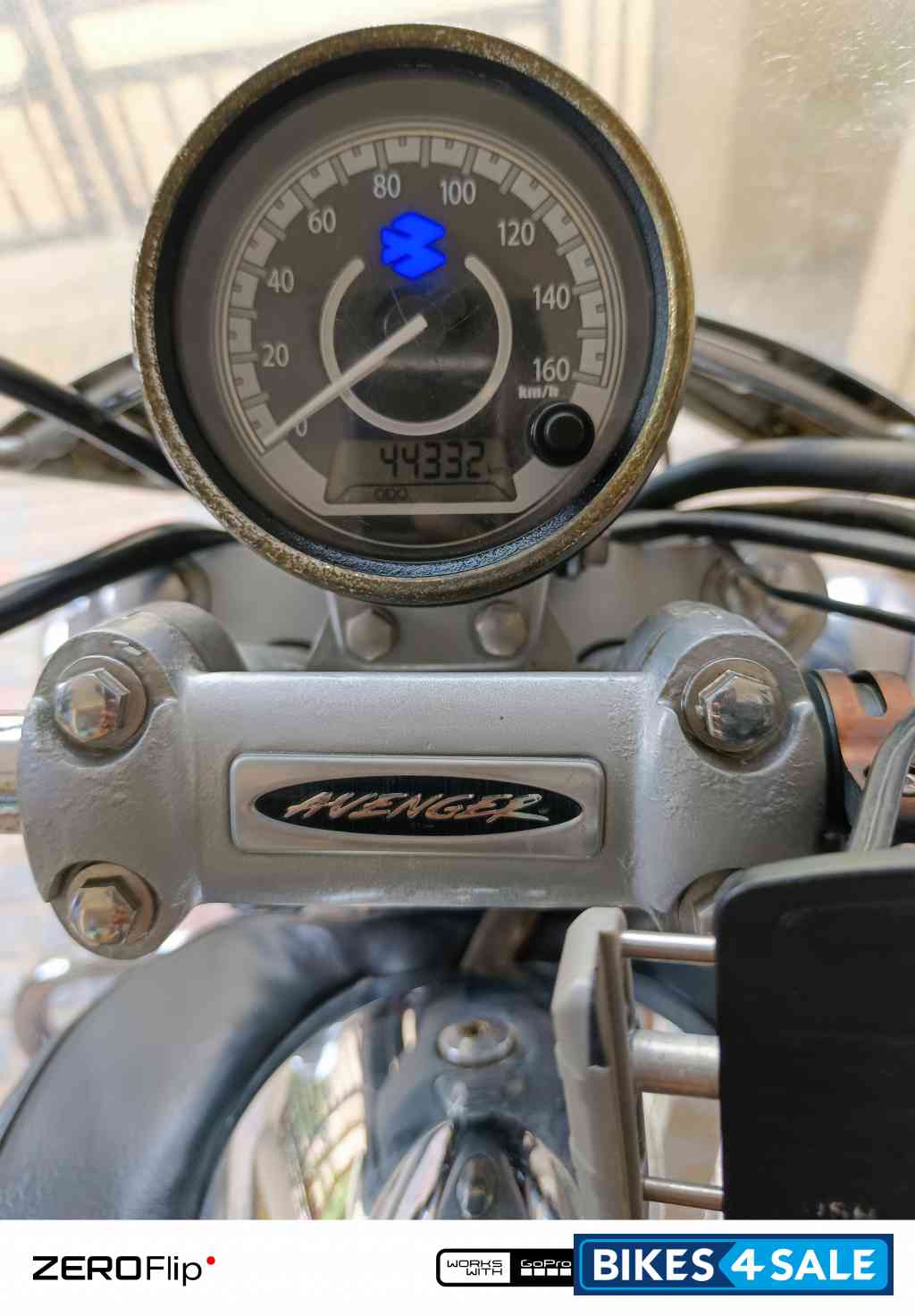 Black Bajaj Avenger Cruise 220