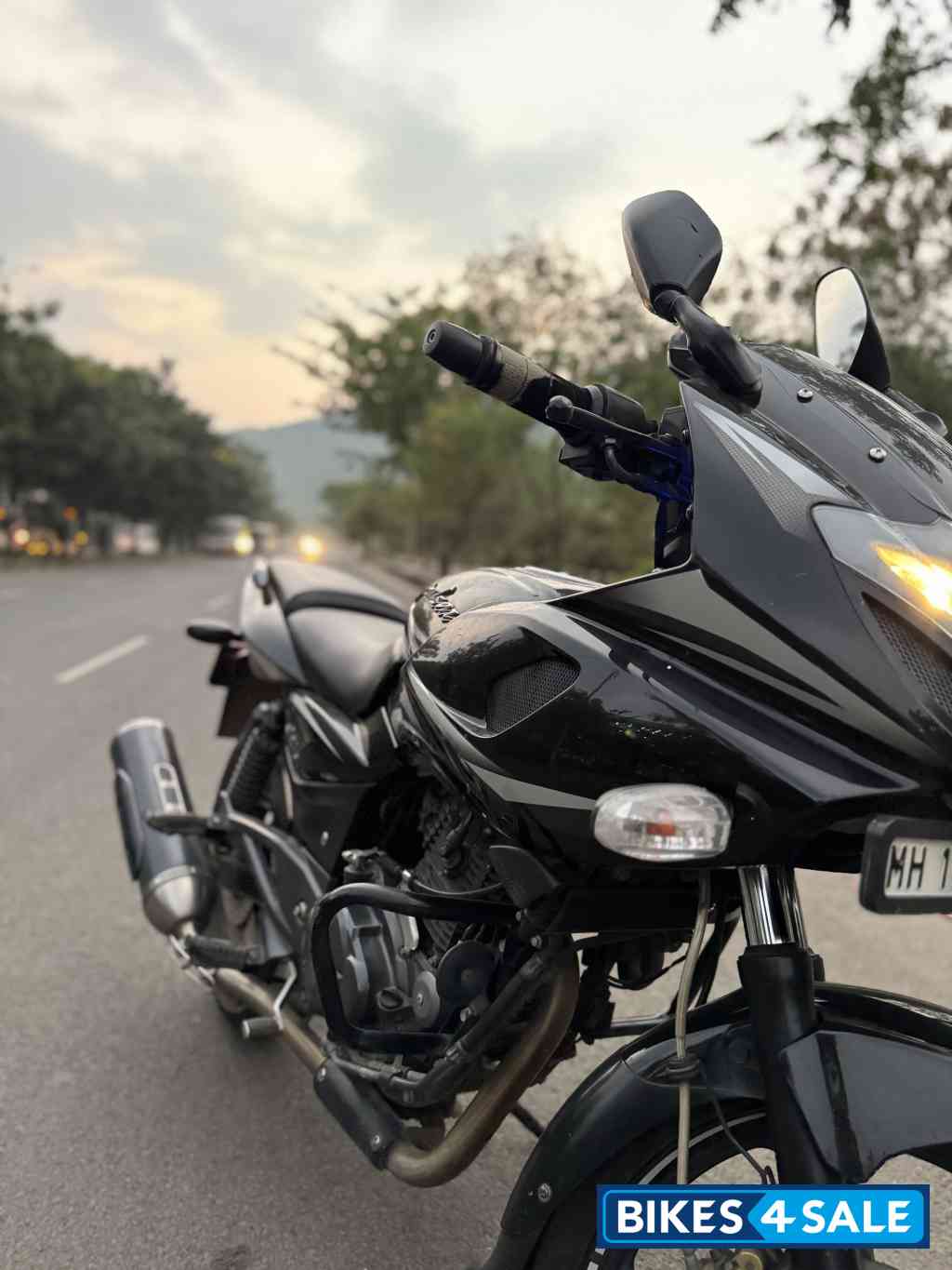 Black Bajaj Pulsar 220F