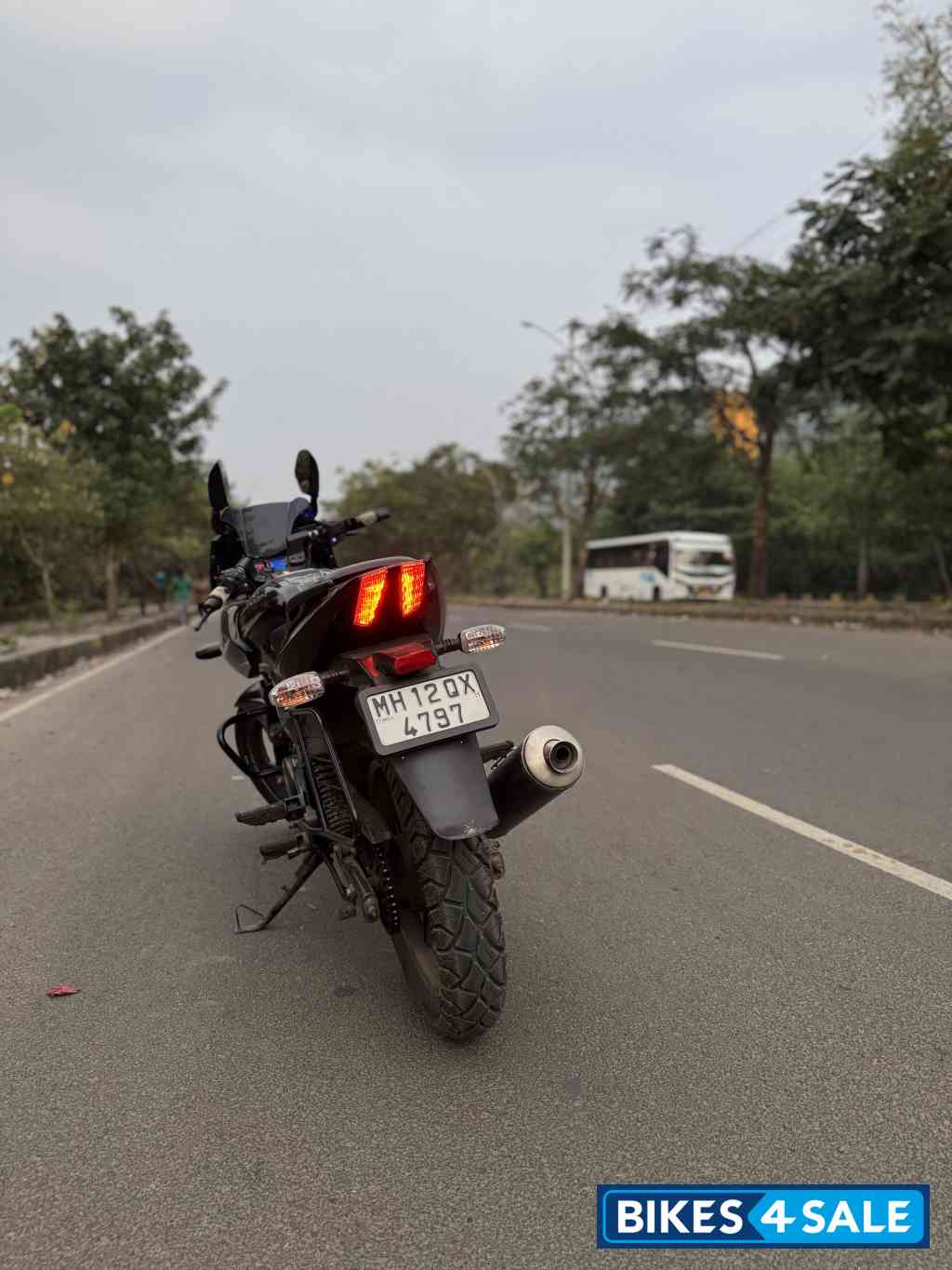 Black Bajaj Pulsar 220F Black Bajaj Pulsar 220F