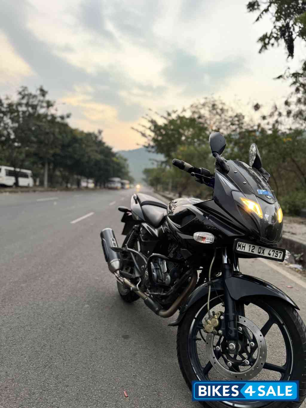 Black Bajaj Pulsar 220F Black Bajaj Pulsar 220F