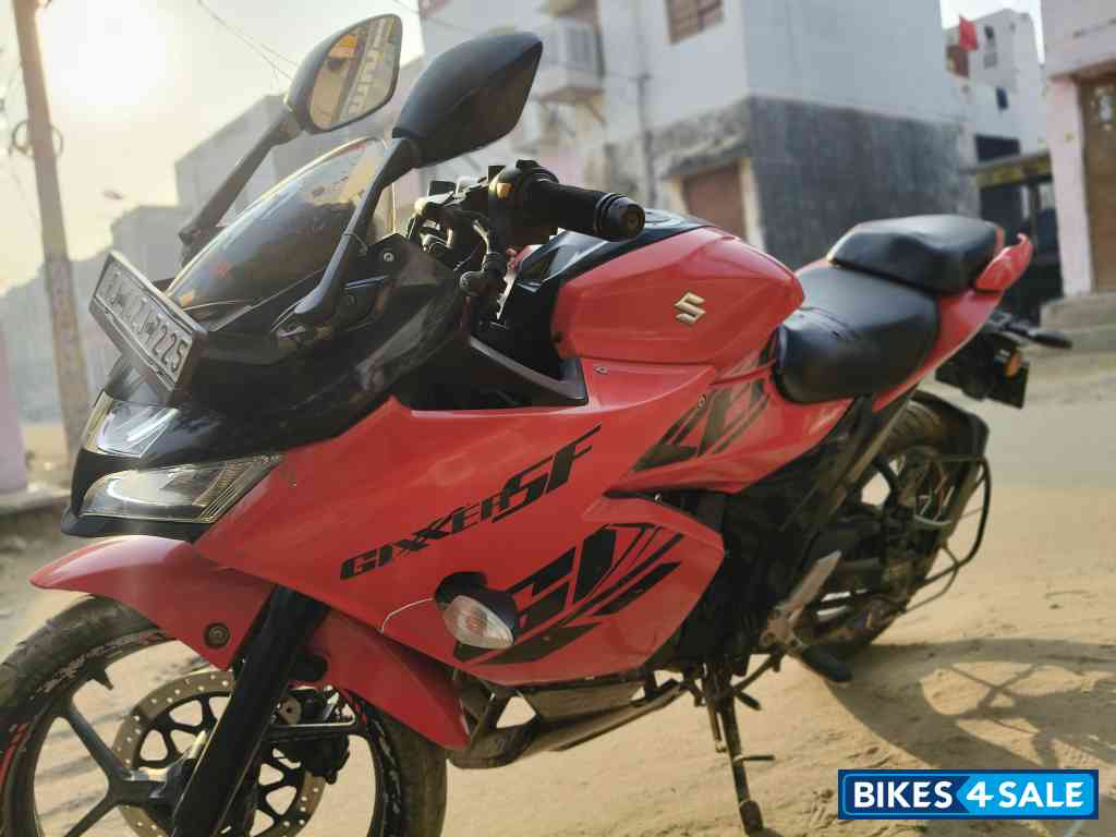 Red Suzuki Gixxer SF