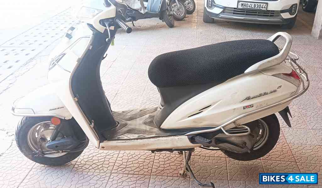 White Honda Activa 5G