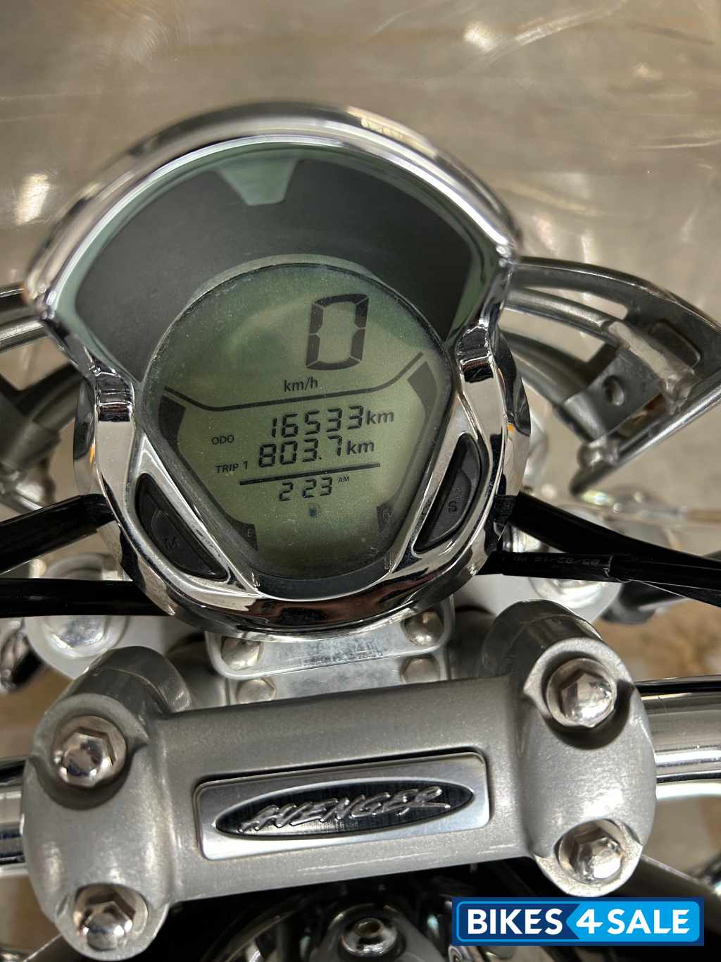 Black Bajaj Avenger Cruise 220