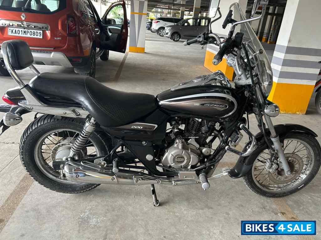 Black Bajaj Avenger Cruise 220