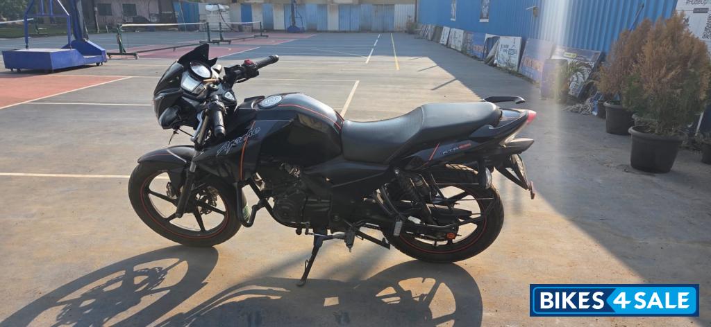 Black TVS Apache RTR 160