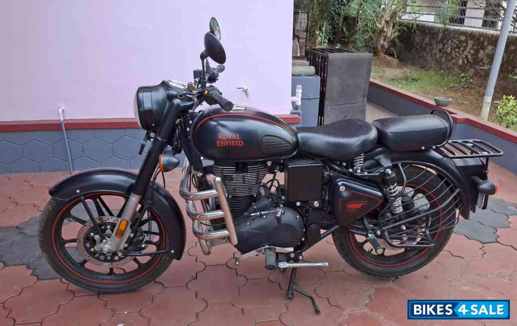 Stealth Black Royal Enfield Classic 350 Dual Channel BS6