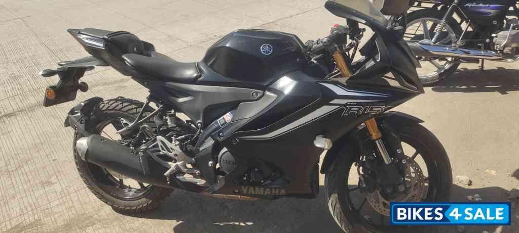 Black Yamaha R15 V4