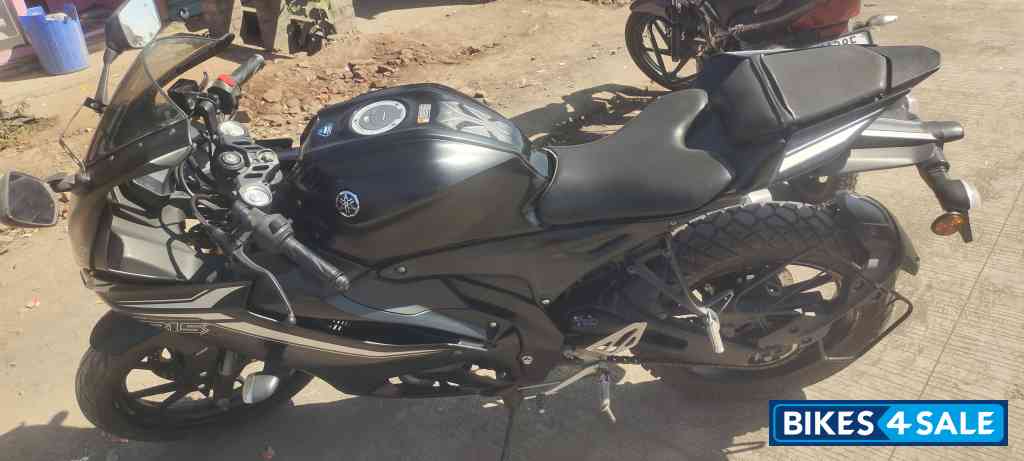 Black Yamaha R15 V4