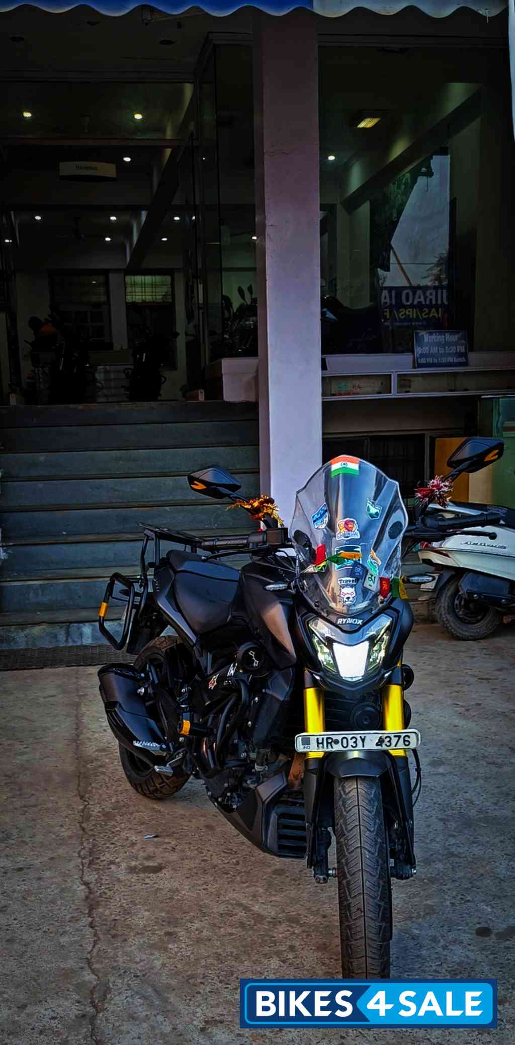 Black Bajaj Dominar 400 Disc