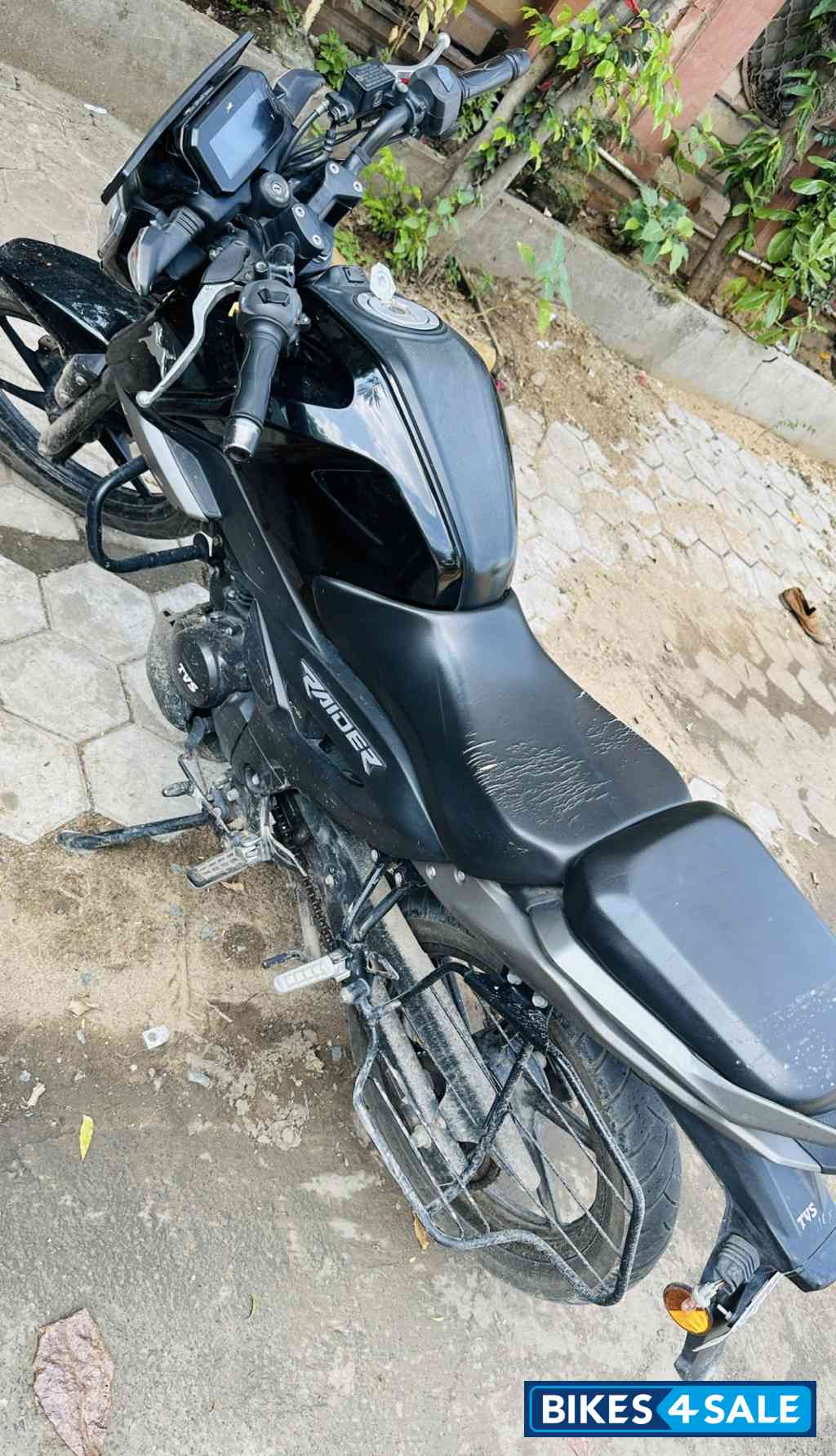 Black TVS Raider 125