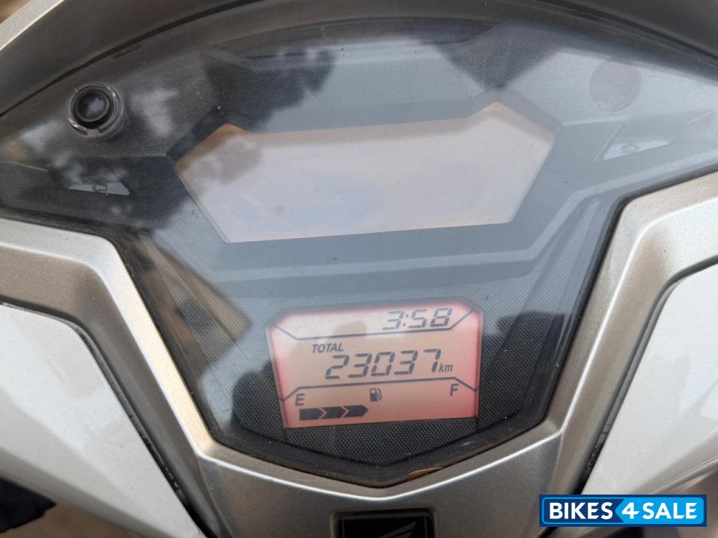 Pearl Amazing White Honda Grazia