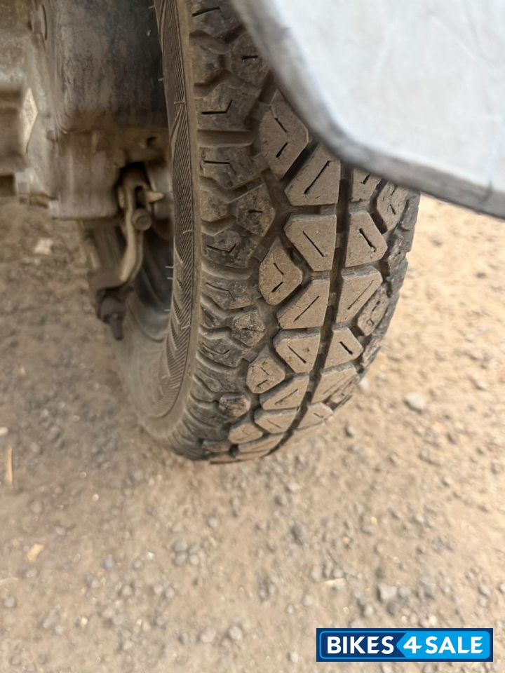 Pearl Amazing White Honda Grazia