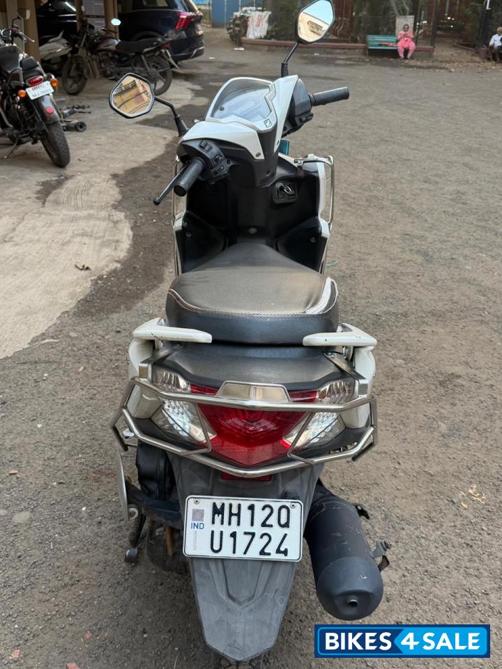 Pearl Amazing White Honda Grazia