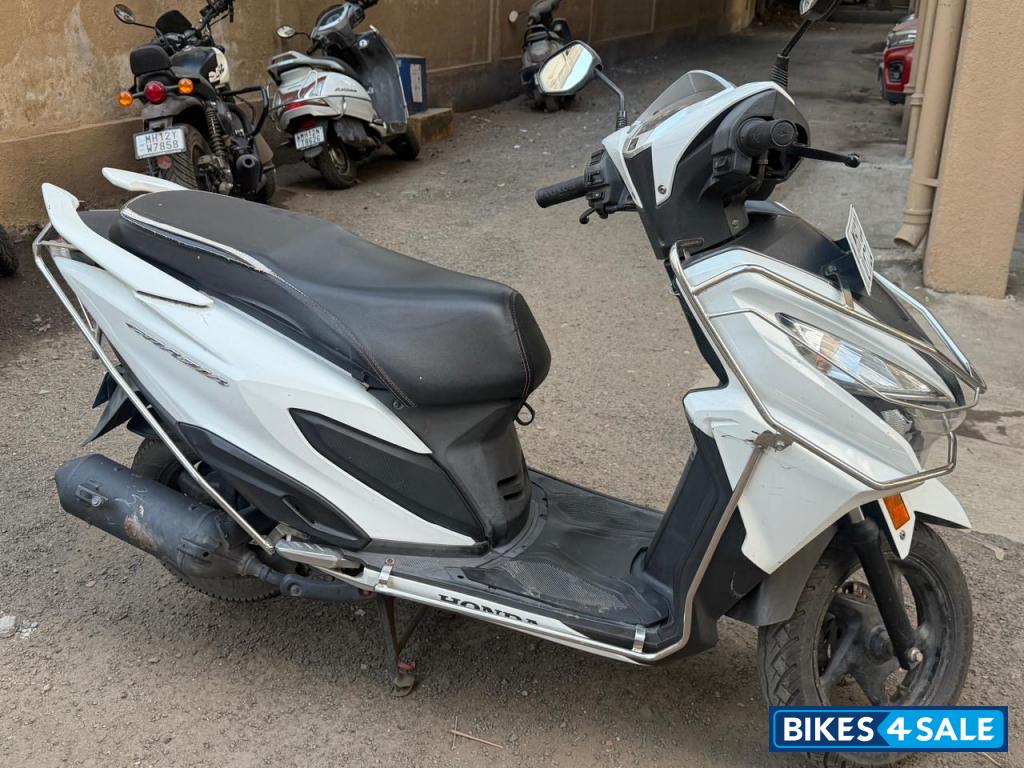 Pearl Amazing White Honda Grazia