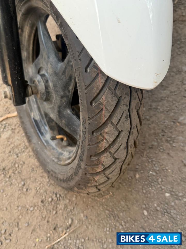 Pearl Amazing White Honda Grazia