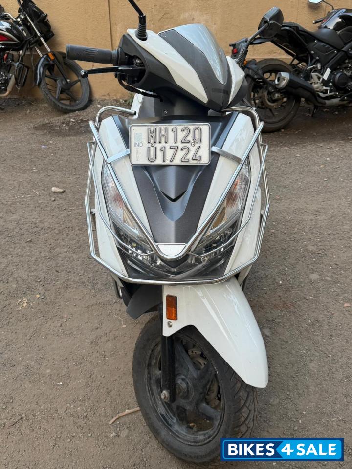 Pearl Amazing White Honda Grazia