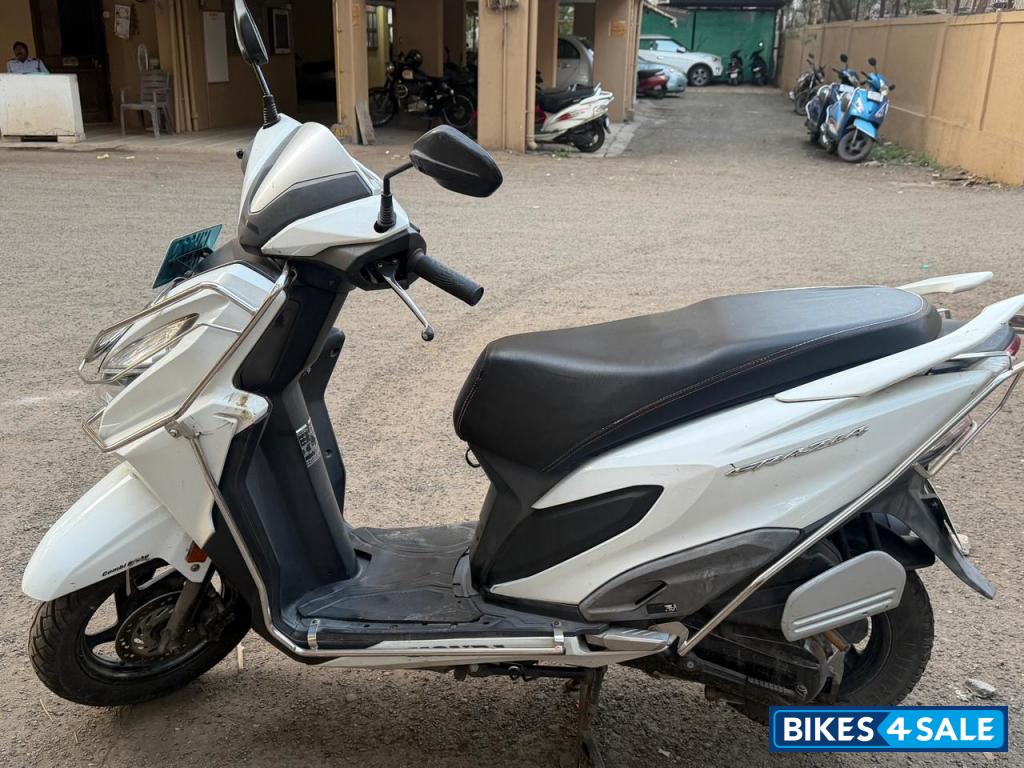 Pearl Amazing White Honda Grazia