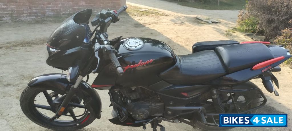 Black Bajaj Pulsar 125 Neon BS6
