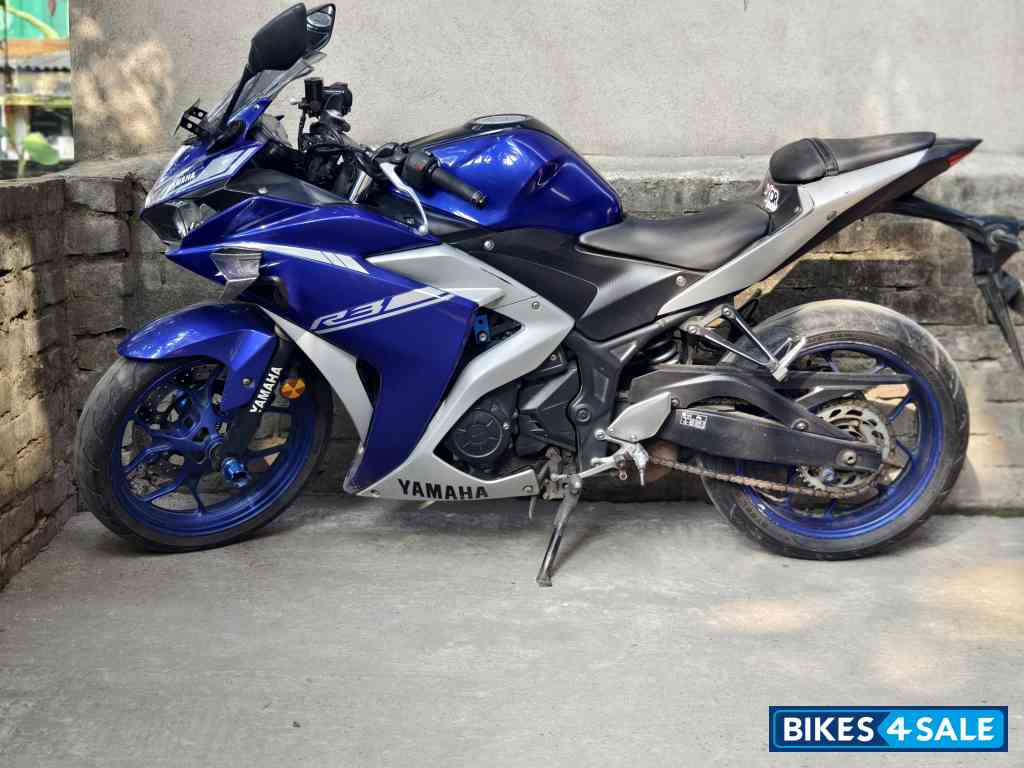 Blue Yamaha R3