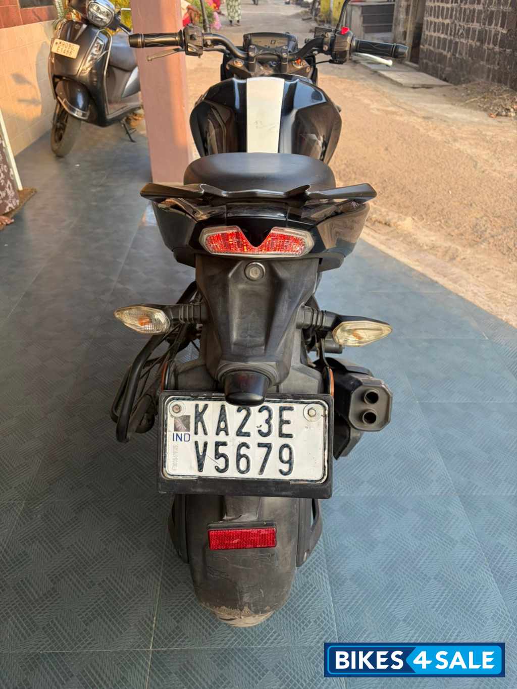 Black TVS Apache RTR 160 4V