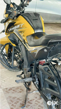 Yellow Honda CB Hornet 160R