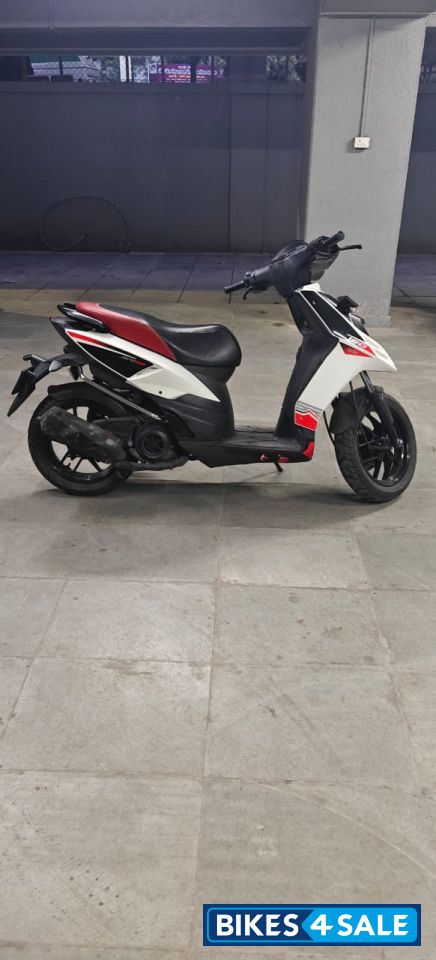 White Aprilia SR 150