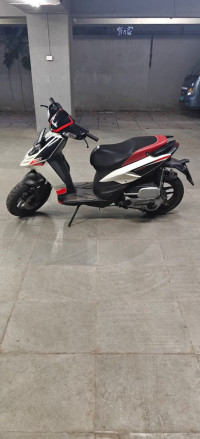 White Aprilia SR 150