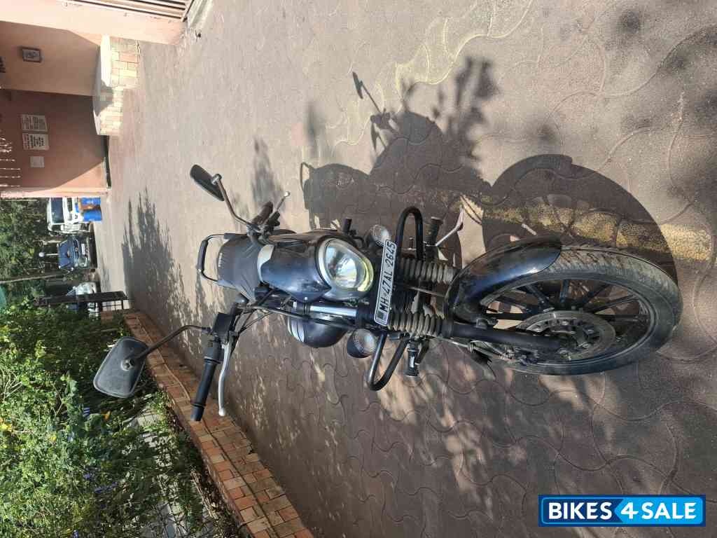 Black Bajaj Avenger Street 220