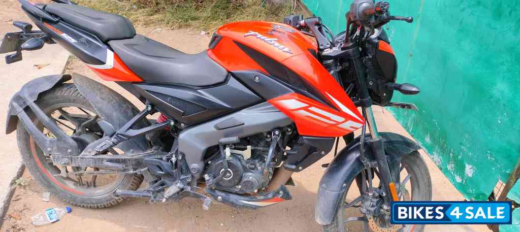 Orange Bajaj Pulsar NS125 2022