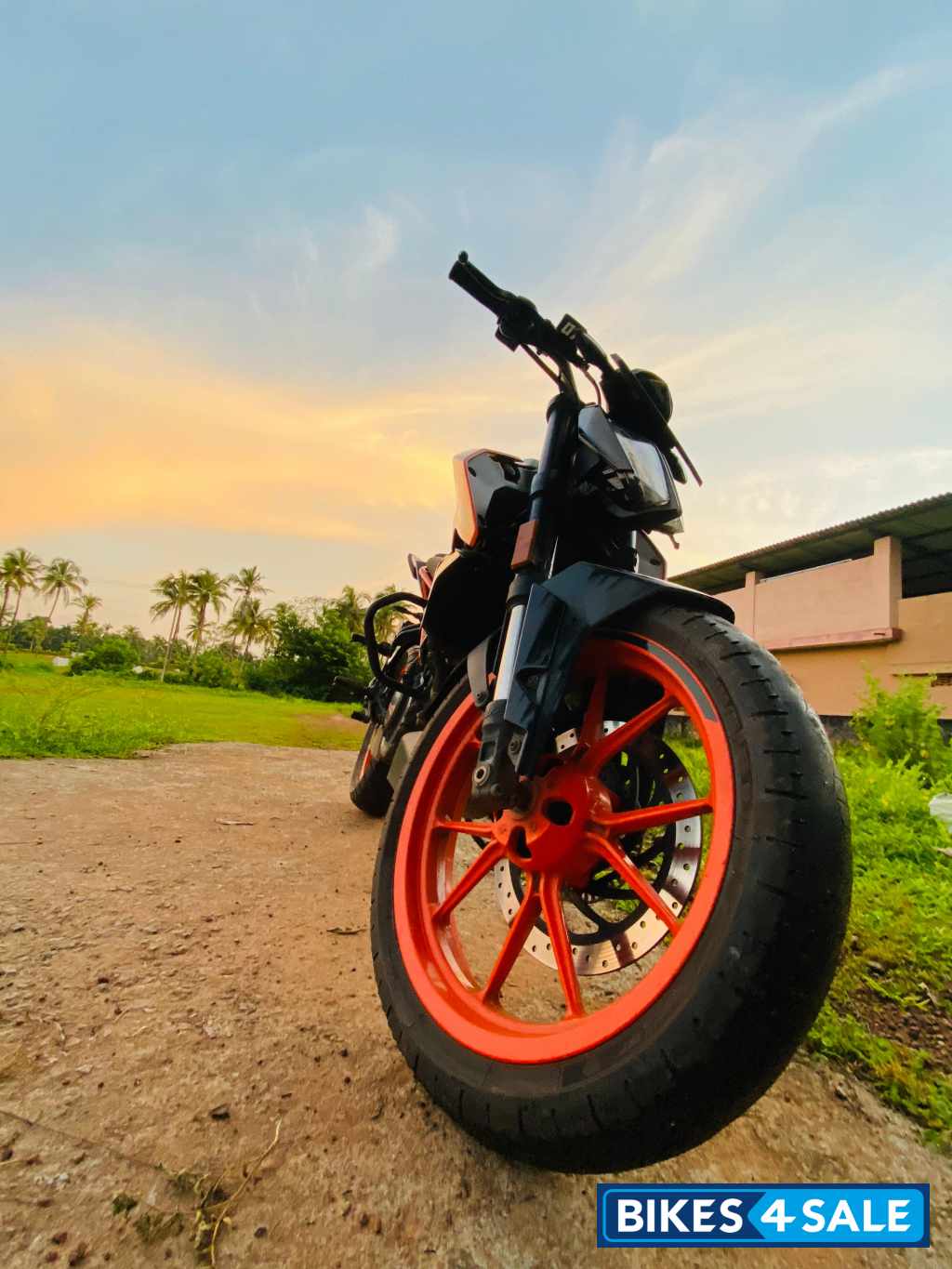 Orange KTM Duke 200 2024