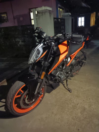 Orange KTM Duke 200 2024