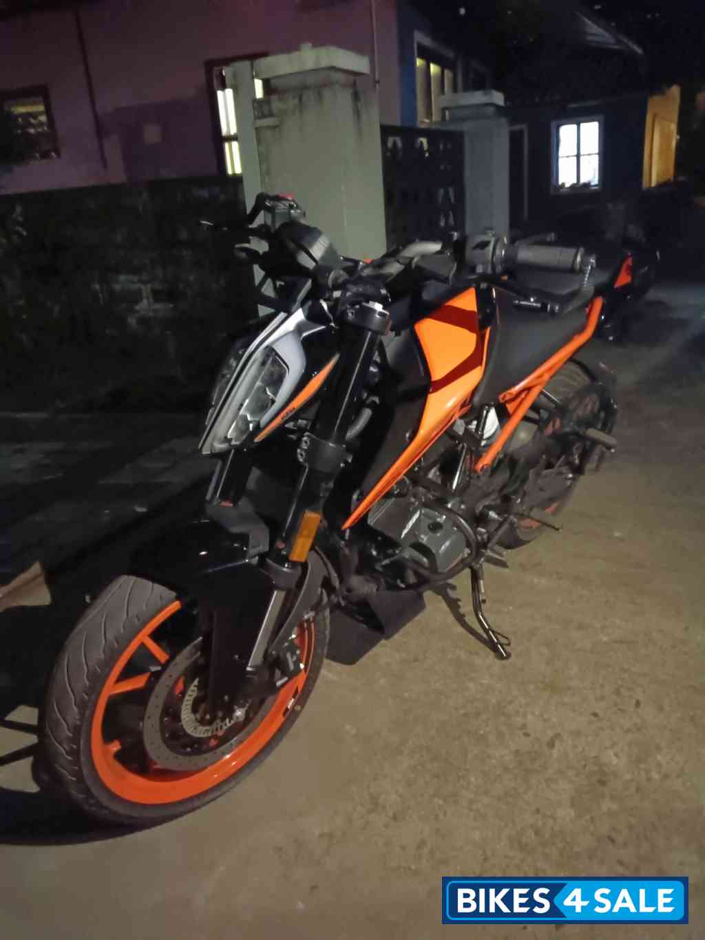 Orange KTM Duke 200 2024