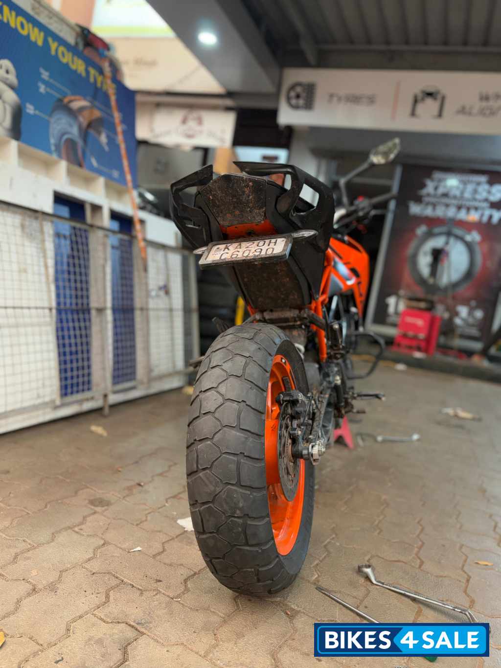 Orange KTM Duke 200 2024