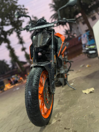 Orange KTM Duke 200 2024