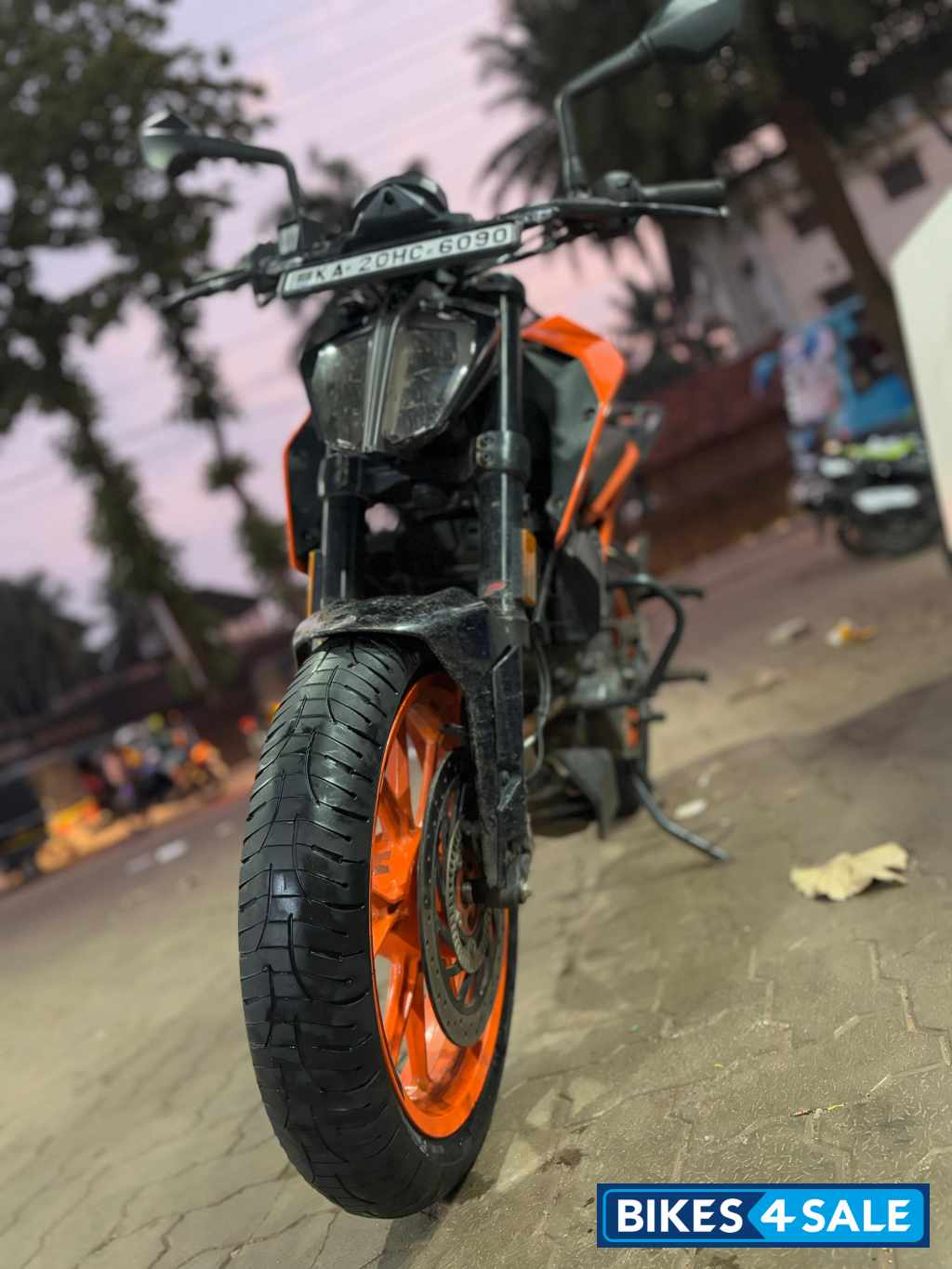 Orange KTM Duke 200 2024