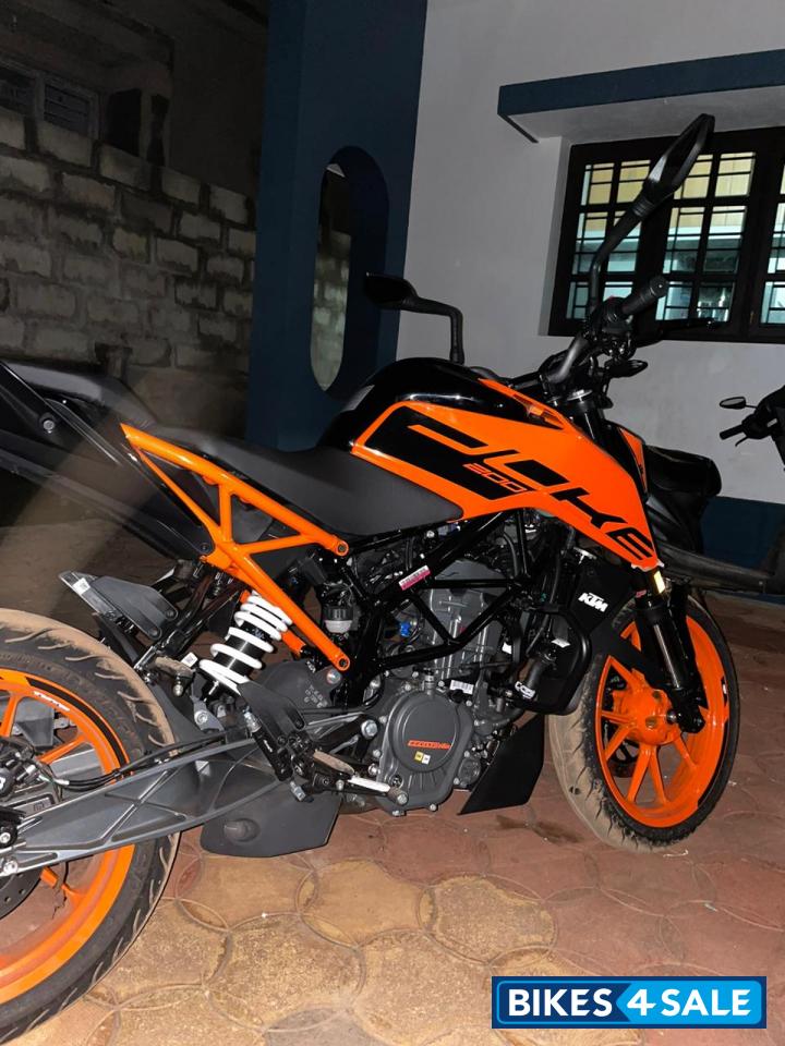 Orange KTM Duke 200 2024