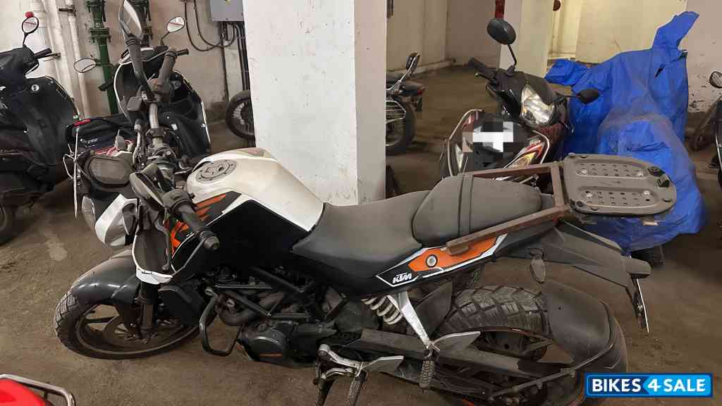White KTM Duke 200