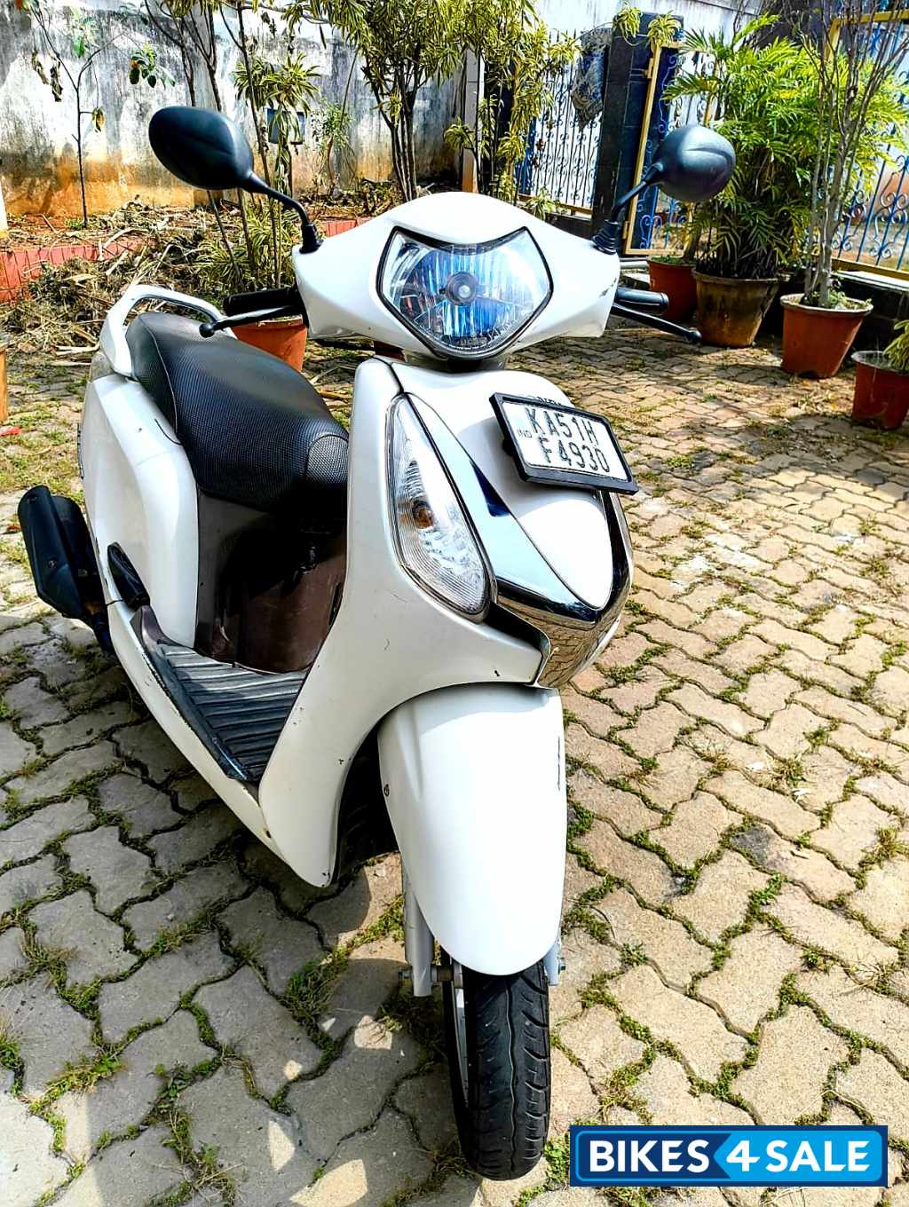 White Honda Aviator